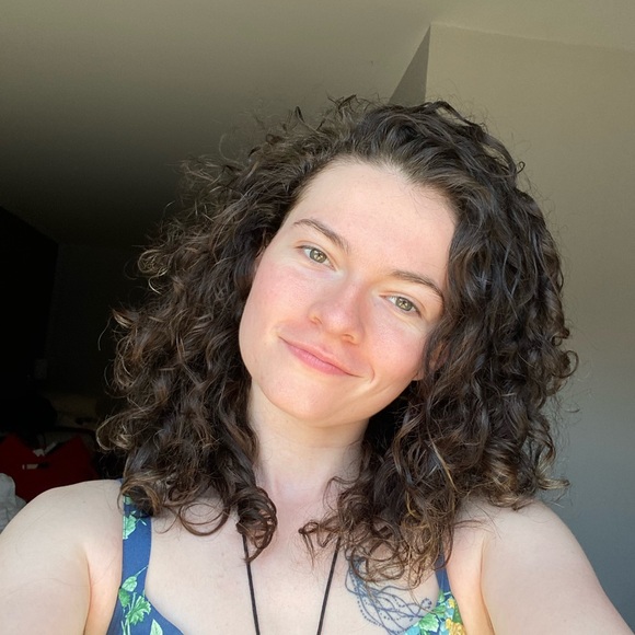 Profile Picture of Sophia Colfer (@sophiacolfer) on Poshmark