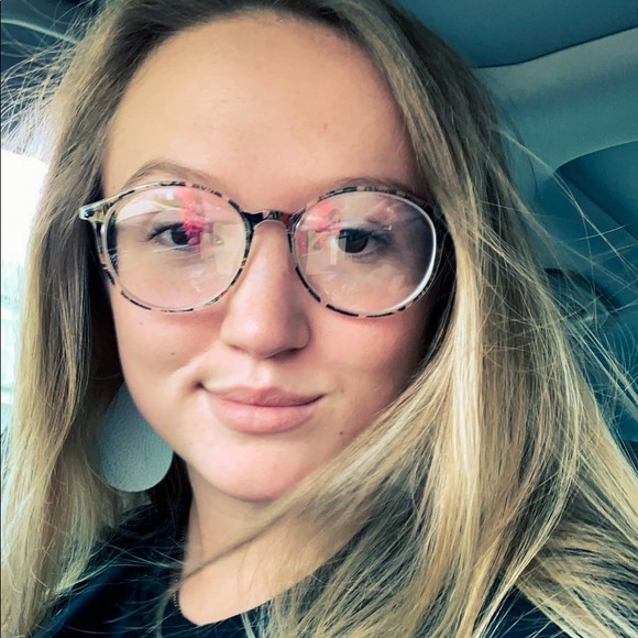 Profile Picture of L. Eivins (@leivins11) on Poshmark