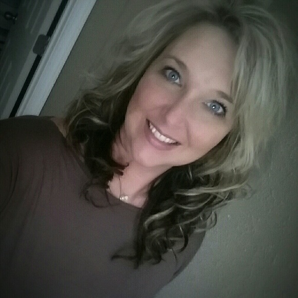 Profile Picture of Gena Sitton (@genasitton) on Poshmark