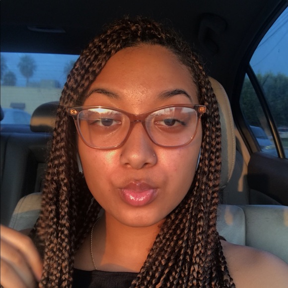 Profile Picture of Amanda Ulloa (@amanda_ulloa) on Poshmark