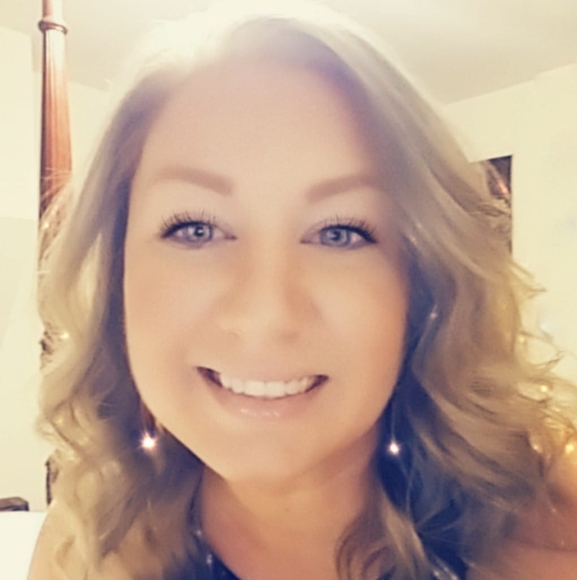 Profile Picture of Danielle Nace (@daniellenace) on Poshmark