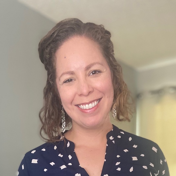 Profile Picture of Laura Stankich (@laurastankich) on Poshmark