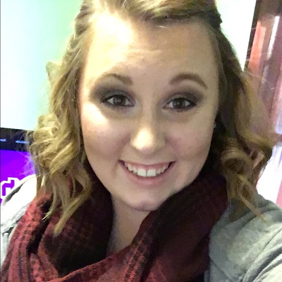 Profile Picture of Olivia Albertson (@oliviamorgan14) on Poshmark