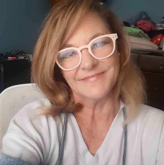 Profile Picture of Ronda Roubanis (@rondarou) on Poshmark