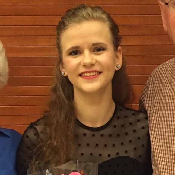 Profile Picture of Amy Hull (@achris_h) on Poshmark