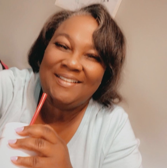 Profile Picture of Richelle Castine (@rvlewcas) on Poshmark