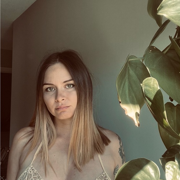 Profile Picture of Elaina Sullinger (@elaina999) on Poshmark