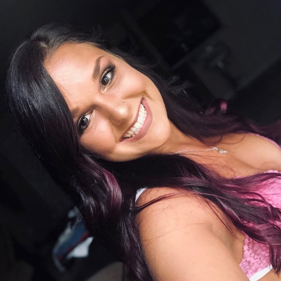 Profile Picture of Chelsea Galey (@chelseagaley) on Poshmark