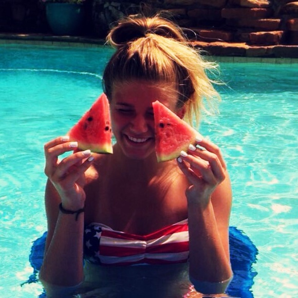 Profile Picture of Bailey Downing (@baileydowning) on Poshmark