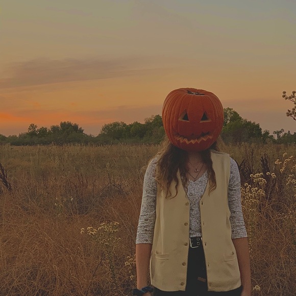 Profile Picture of Chloe Mckay (@chloemckay107) on Poshmark