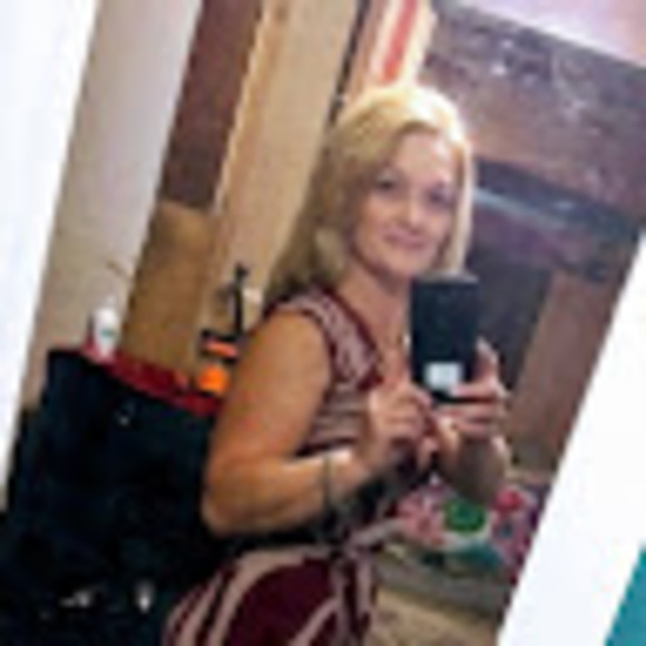 Profile Picture of Lisa ray Fox nealy (@nealylisar) on Poshmark