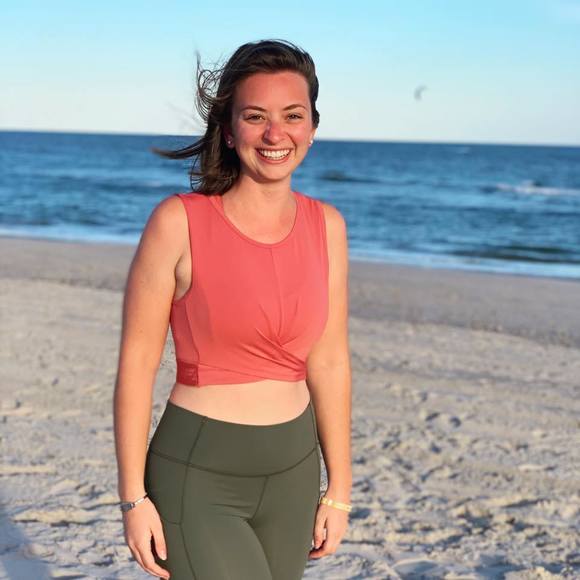 Profile Picture of Danielle Eland (@danielleeland) on Poshmark