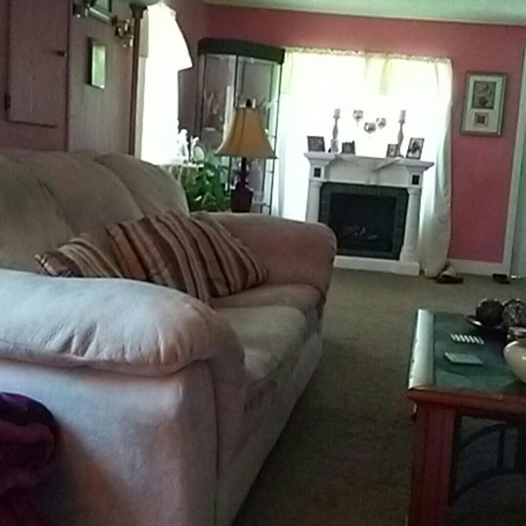 Profile Picture of Melody Maynard (@joymaynard) on Poshmark