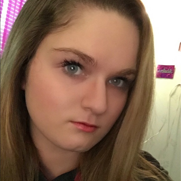 Profile Picture of Hannah Keating (@hannahkeating98) on Poshmark