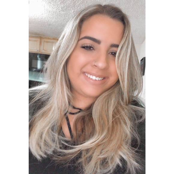 Profile Picture of Emilly Tolentino (@emillytolentino) on Poshmark