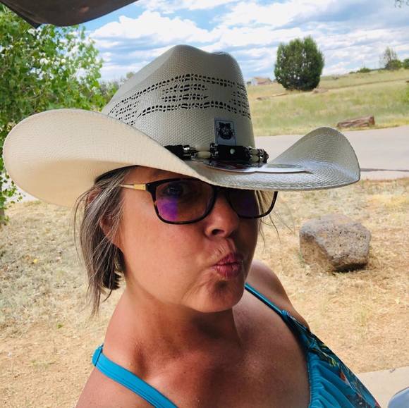 Profile Picture of April Creeger (@mamaroxx) on Poshmark