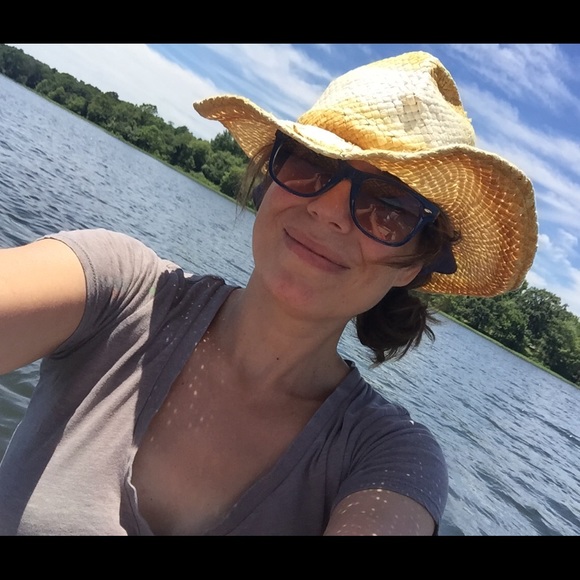 Profile Picture of Stefanie Caterer (@stefcatwhat) on Poshmark