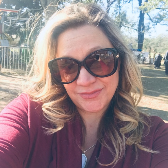 Profile Picture of Michelle Denges (@stylistmich) on Poshmark