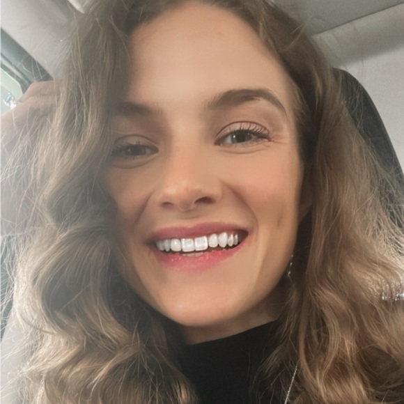 Elizabeth Lomanto - Poshmark Profile Picture of Elizabeth Lomanto (@elomanto) on Poshmark