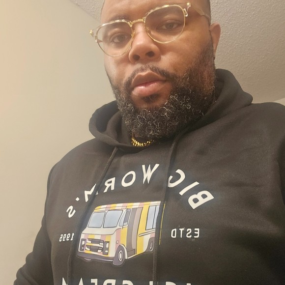 Profile Picture of B johnson Johnson (@eyesbrowngreen) on Poshmark