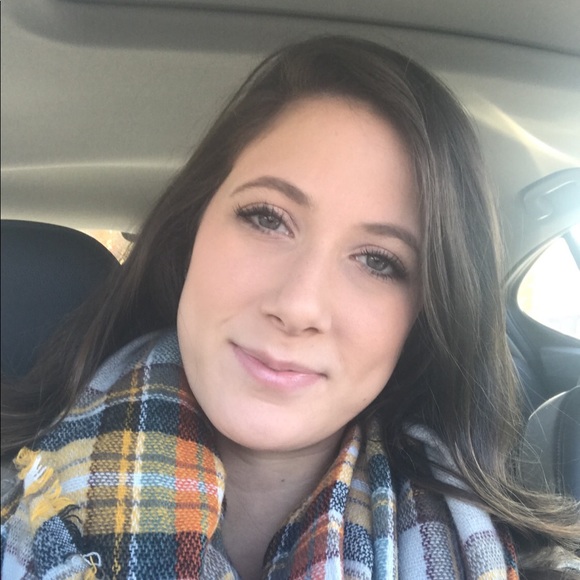 Profile Picture of Caitlin Rutledge (@lovetandc16) on Poshmark