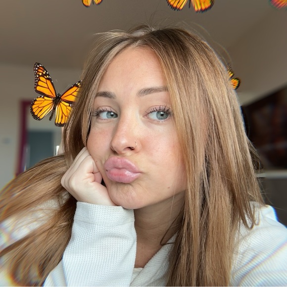 Profile Picture of ! aadanielle Arcoleo (@dizzyfashion560) on Poshmark