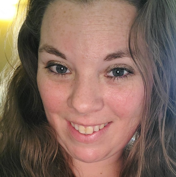 Profile Picture of Donna Evans (@dlevans12) on Poshmark