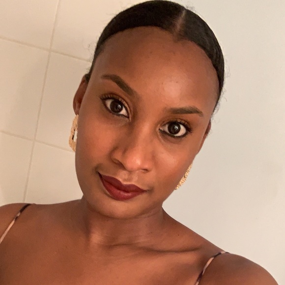 Profile Picture of Alya Dorsainville (@alya_closet) on Poshmark