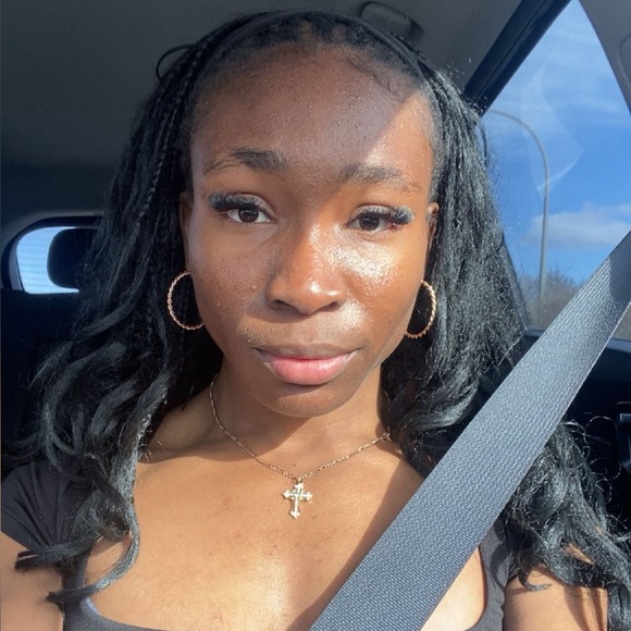 Profile Picture of Alexandra Eruotor (@fealexandra123) on Poshmark