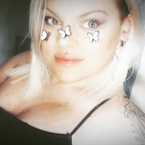 Profile Picture of Robyn Quinn (@robynquinn986) on Poshmark