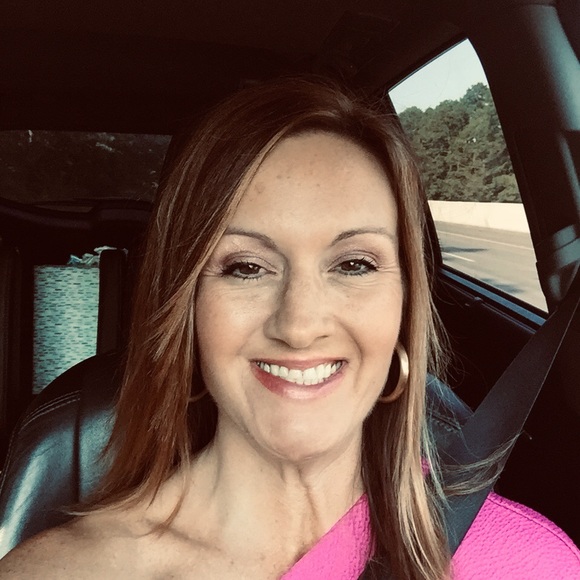 Profile Picture of Amy Higgins (@amymhiggins) on Poshmark