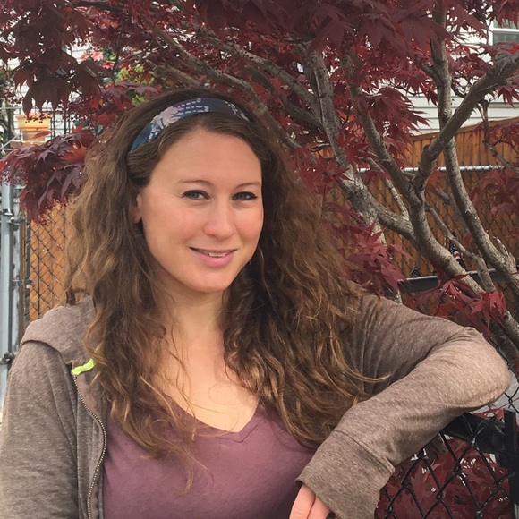 Profile Picture of Andrea Brett (@andreabrett) on Poshmark
