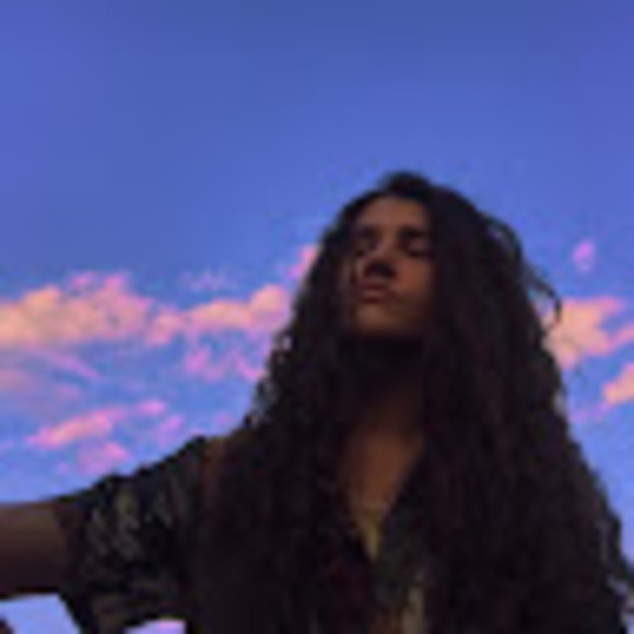 Profile Picture of Giuliana Caliri (@giulianacaliri) on Poshmark