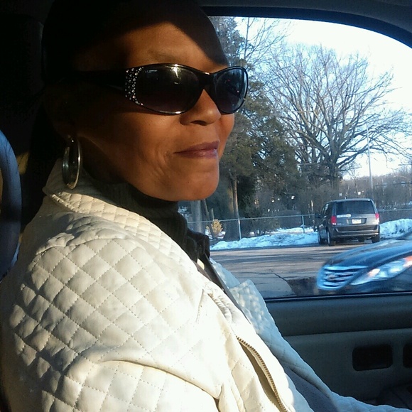 Profile Picture of Bobbie Mcclure (@bobbiem50) on Poshmark