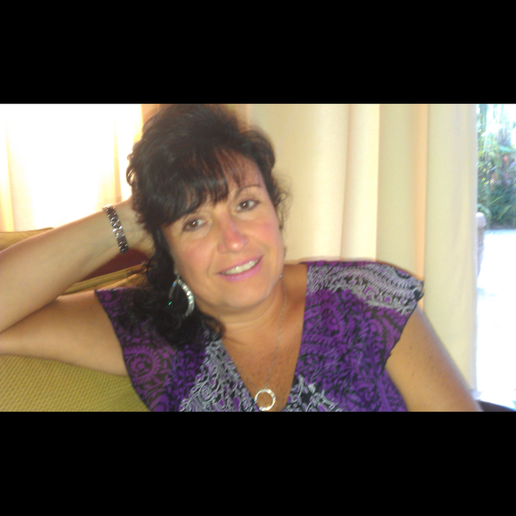 Profile Picture of Laura Devito (@laurade01) on Poshmark