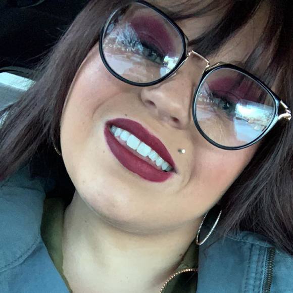 Profile Picture of Makenzie Mahieu (@kenz133) on Poshmark