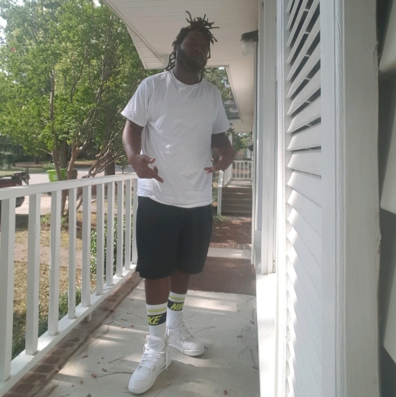 Profile Picture of Damon Moody (@moodyboi12) on Poshmark