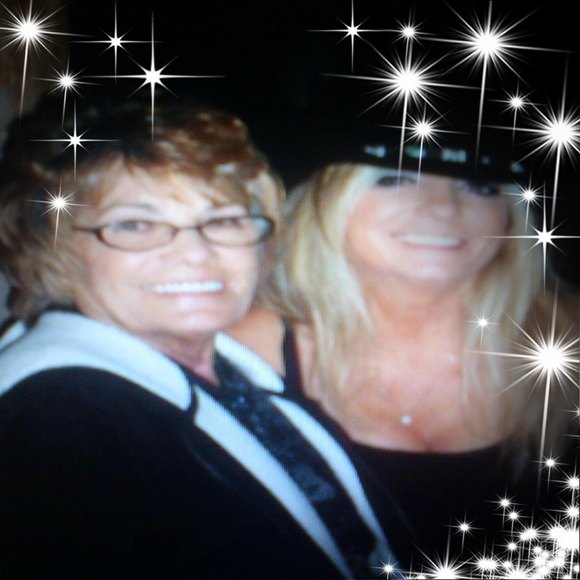 Profile Picture of Carrie Gateff (@carrieshouse) on Poshmark