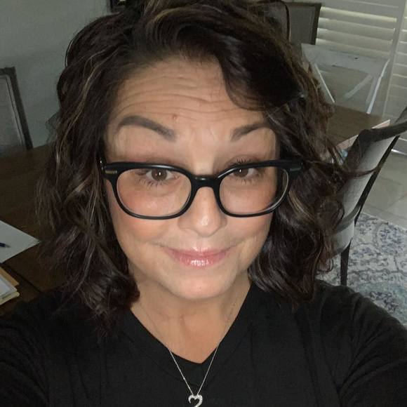 Profile Picture of Danielle Clary (@daniclary) on Poshmark