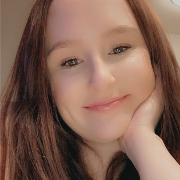 Profile Picture of Samantha Cronk (@samsung_19) on Poshmark