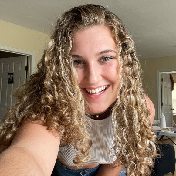 Profile Picture of Lili Hellerman (@lilihellerman) on Poshmark