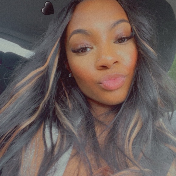 Profile Picture of Essence Perry (@so_essence) on Poshmark
