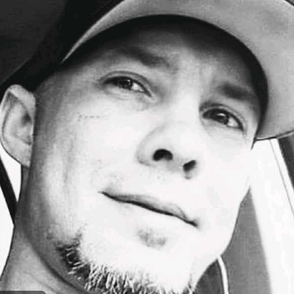 Profile Picture of Joshua Bessette (@shadebessette) on Poshmark
