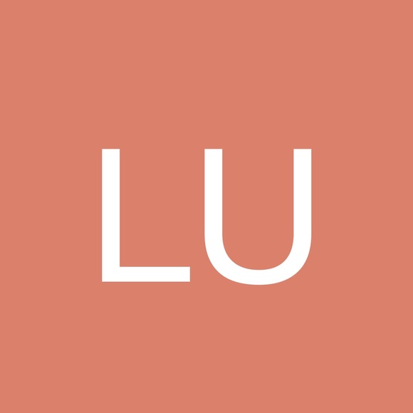 Profile Picture of Laurie Utterberg (@lollyvonne) on Poshmark