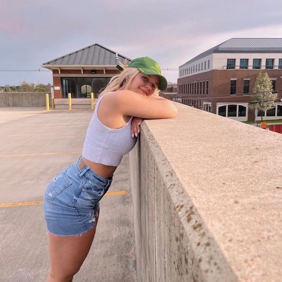 Profile Picture of Stephanie Godes (@stephanie785707) on Poshmark