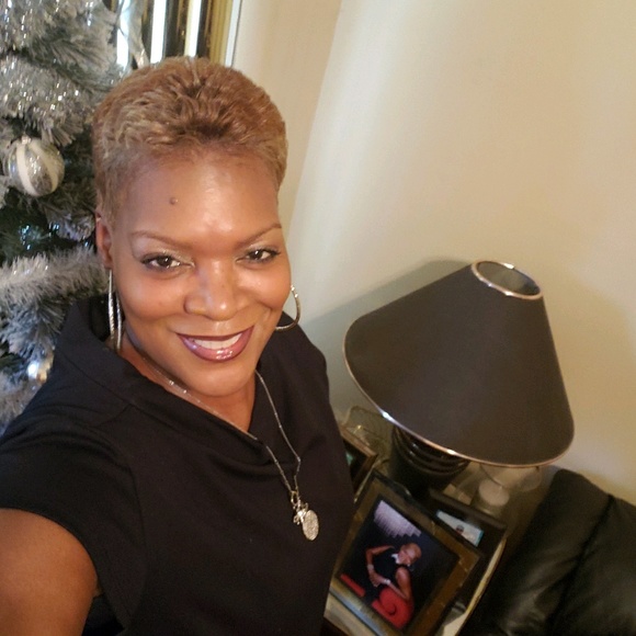 Profile Picture of Karen Briggs (@karenbriggs) on Poshmark