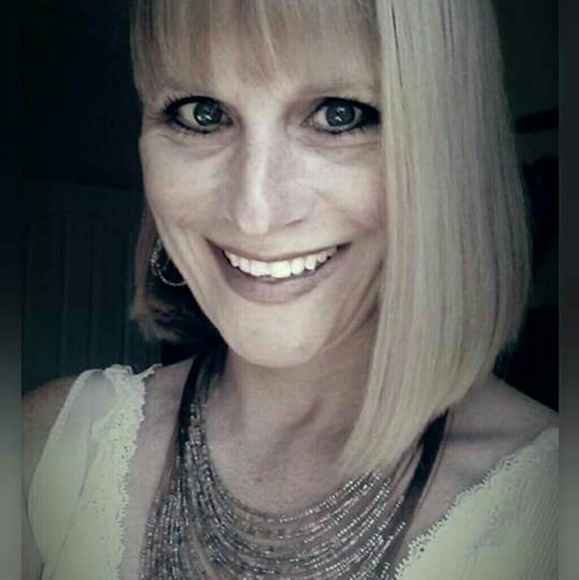 Profile Picture of Lora Ramirez (@vintiquelover) on Poshmark