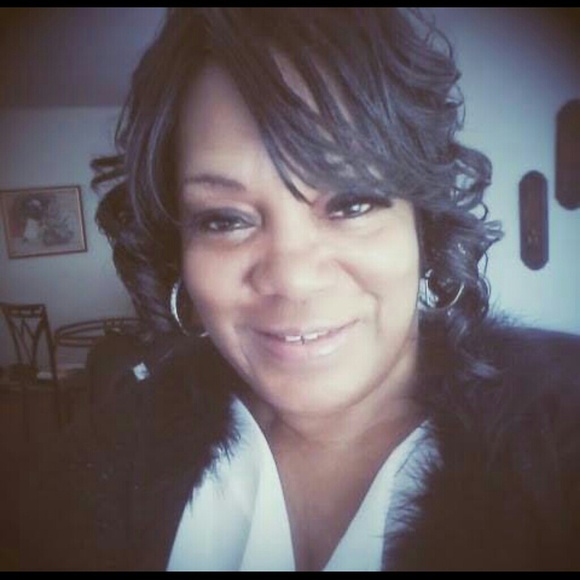 Profile Picture of Barbara Eaton (@eatontheeatons) on Poshmark