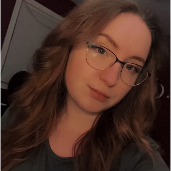 Profile Picture of Ashley Vallis (@ashleyvallis3) on Poshmark