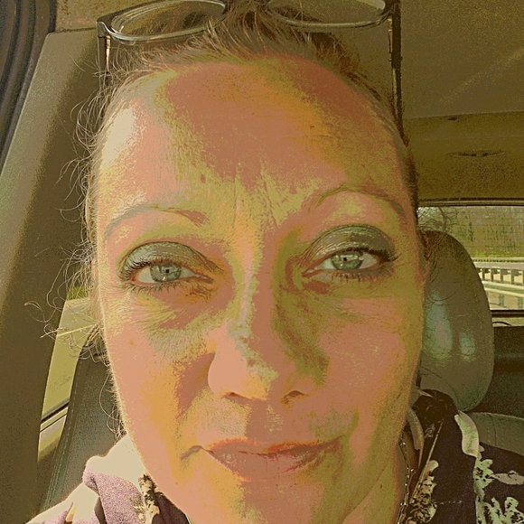 Profile Picture of Amanda Stapleton (@dand8lion) on Poshmark